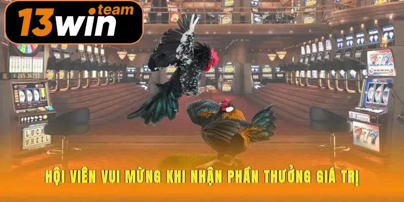 Hội viên vui mừng khi nhận phần thưởng giá trị